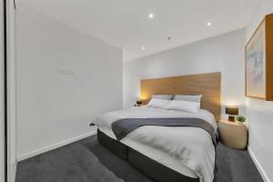 Stylish 2BR City Stay with Full kitchen and Balcony