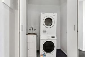 Stylish 2BR City Stay with Full kitchen and Balcony