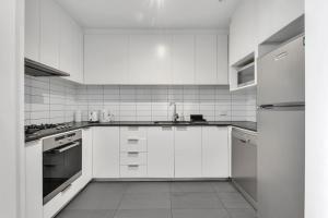 Stylish 2BR City Stay with Full kitchen and Balcony
