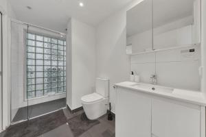 Stylish 2BR City Stay with Full kitchen and Balcony
