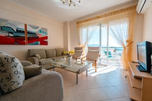 Stunning two Bedrooms Apartment Steps from the Beach