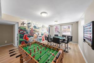 Massive 5 bedroom with hot tub Close to Plaza