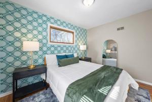 Massive 5 bedroom with hot tub Close to Plaza