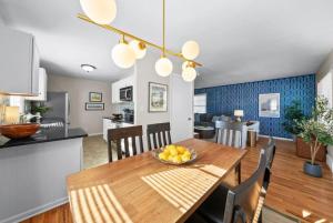 Massive 5 bedroom with hot tub Close to Plaza