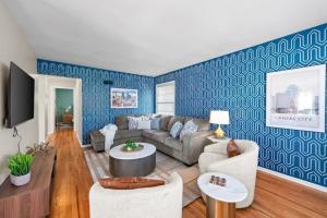 Massive 5 bedroom with hot tub Close to Plaza