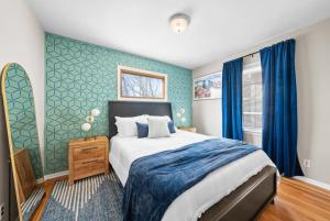 Massive 5 bedroom with hot tub Close to Plaza