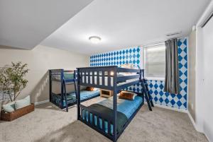 Massive 5 bedroom with hot tub Close to Plaza