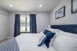 Large 2 bedroom with King bed and Patio