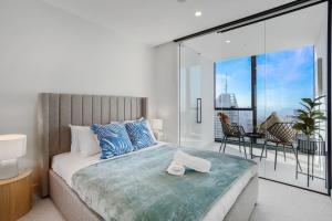 City and Sunrise View 2 Bed 2 Bath above Level 60 next to Skybus