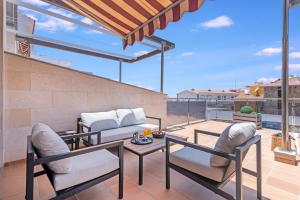 Cozy 2BR Retreat With Big Terrace, Peaceful Stay Minutes Away From the Beach