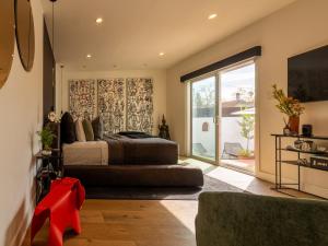 Hauser House, Modern Artful Spanish-style Bungalow