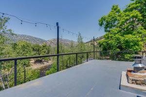 Kaweah River Cabin with pool