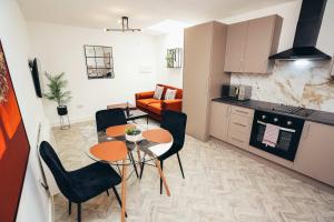 Hen & Chickens Luxury Apartments, Free Parking, By DerBnB