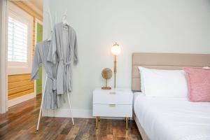 King Bed-Step to Madeira Beach-Heated Pool-Private