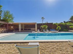 Maisons de vacances Magnifique Mas Provencal avec Piscine a Eygalieres - 19 Couchages, 8 Chambres, Billard, et Plus ! - FR-1-599-3 : photos des chambres