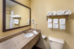 Queen Room with Two Queen Beds - Non-Smoking room in Quality Inn Greenville North