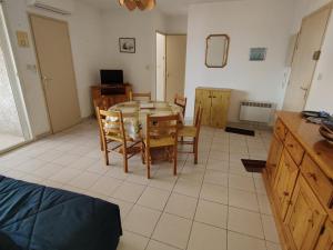 Appartements Appart 2 ch avec loggia a 100m du centre - FR-1-781-89 : photos des chambres