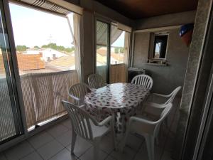 Appartements Appart 2 ch avec loggia a 100m du centre - FR-1-781-89 : photos des chambres