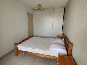 Appartements Appart 2 ch avec loggia a 100m du centre - FR-1-781-89 : photos des chambres