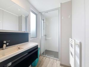 Maisons de vacances Mobil-home Grand Confort 4 pers, 2 chambres, 1 sdb, clim, terrasse & parking, a 200m de la plage - FR-1-361A-2 : photos des chambres