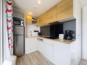 Maisons de vacances Mobil-home Grand Confort 4 pers, 2 chambres, 1 sdb, clim, terrasse & parking, a 200m de la plage - FR-1-361A-2 : photos des chambres