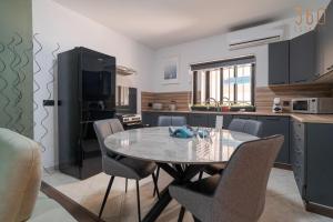 A 2BR maisonette fully equipped with AC in St Julians by 360 Estates