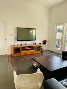 Cozy and Peaceful home surrounding by cafes and restaurants