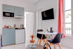 LA PANTHERE studio design central et calme, idéal pour un séjour en couple ou congrès