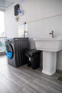 Executive elegantly furnished three bedroom apartment withmodern facilities ,modern swimming pool ,fully equipped gym,children playground and close proximity to major shopping centers and gourmet restaurants in kilimani