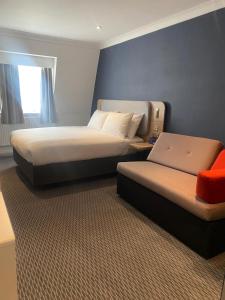 Standard Double Room with Single Sofa Bed and Free Hot Breakfast room in Holiday Inn Express London Victoria an IHG Hotel