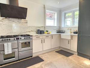 Stylish 3-Bedroom House with big Garden & Parking