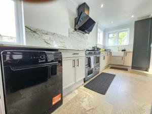 Stylish 3-Bedroom House with big Garden & Parking