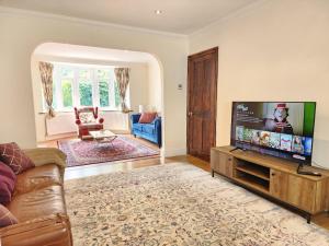 Stylish 3-Bedroom House with big Garden & Parking