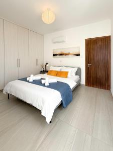 Sunset Balcony and Espresso Station Apartment