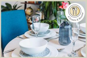 Enjoy the Pause Holiday Home, A Quiet City Centre, 2 Double Bed, Free Parking, Manchester Airport 50 min drive