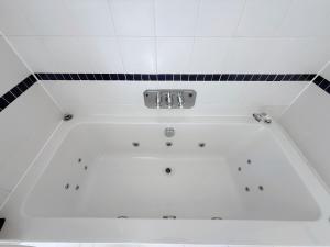 Elegant 4-Story Townhouse Near Victoria Station