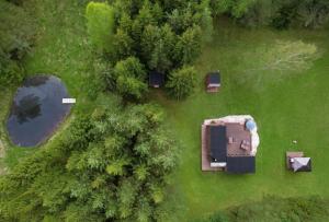 Roheluse metsamaja with hot tub and sauna