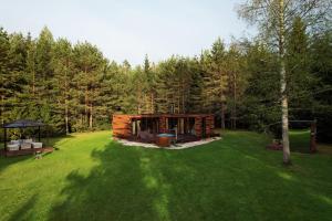 Roheluse metsamaja with hot tub and sauna