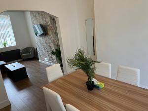 Spacious, Modern 4BR House, LFC, Free Parking