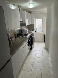 Spacious, Modern 4BR House, LFC, Free Parking