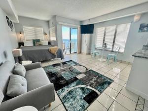 WINTER RATES! 20th Floor Oceanfront Studio, King Bed P2003