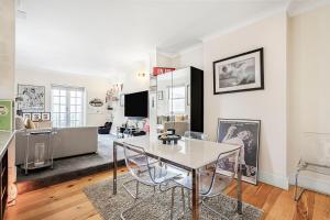 Stylish Kensington Home With Balcony