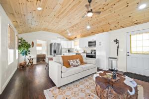 5 Neighboring Cabins at Eden Reserve - Front Five