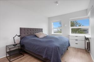 Stylish 2-Bedroom Flat with Balcony near Reykjavík