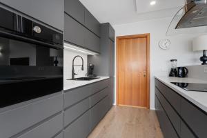 Stylish 2-Bedroom Flat with Balcony near Reykjavík