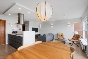Stylish 2-Bedroom Flat with Balcony near Reykjavík