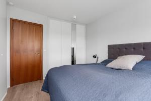 Stylish 2-Bedroom Flat with Balcony near Reykjavík