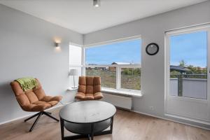 Stylish 2-Bedroom Flat with Balcony near Reykjavík