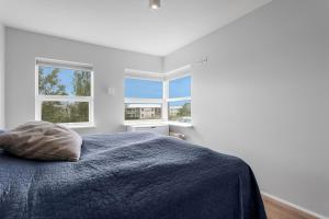 Stylish 2-Bedroom Flat with Balcony near Reykjavík