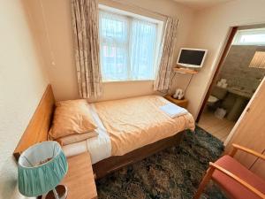 Opposite Hylands Hotel single rooms